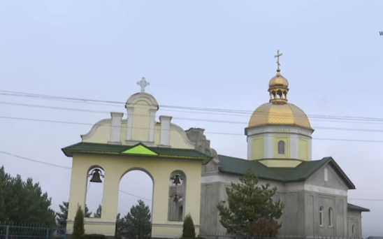 Бил головой о стенку: Украинский священник оказался в епиценетри скандала. «На глазах у детей»