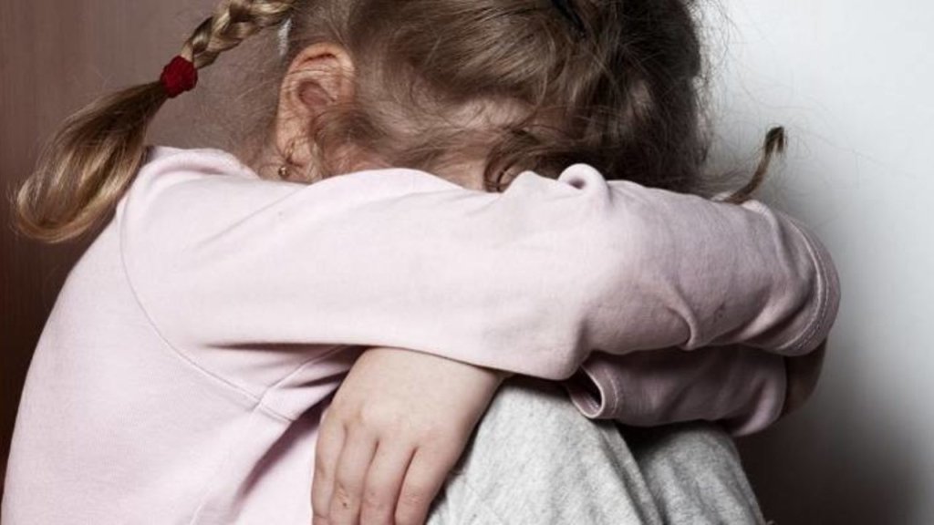 «Предлагал дружбу» : В Киеве педофил зверски изнасиловал маленькую девочку