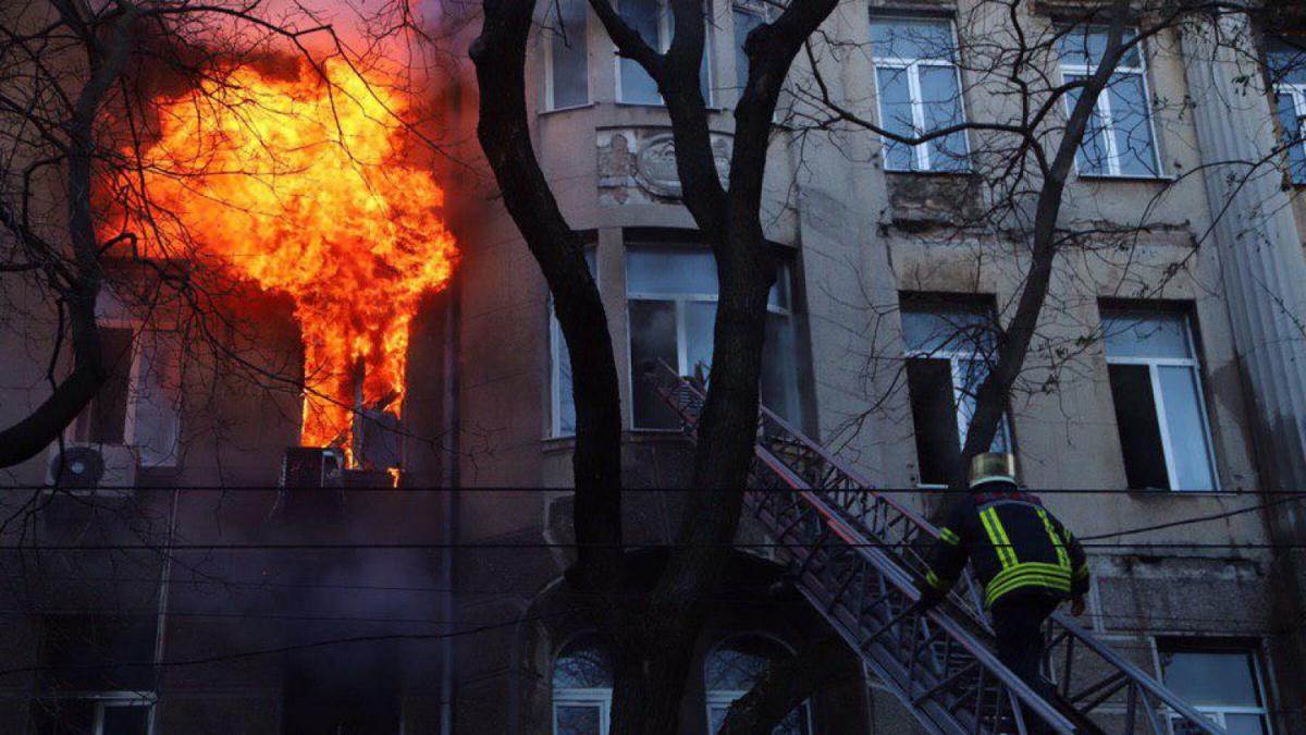 «Родственникам погибших не отдали еще 11 тел»: Стала известна основная версия пожара в одесском колледже