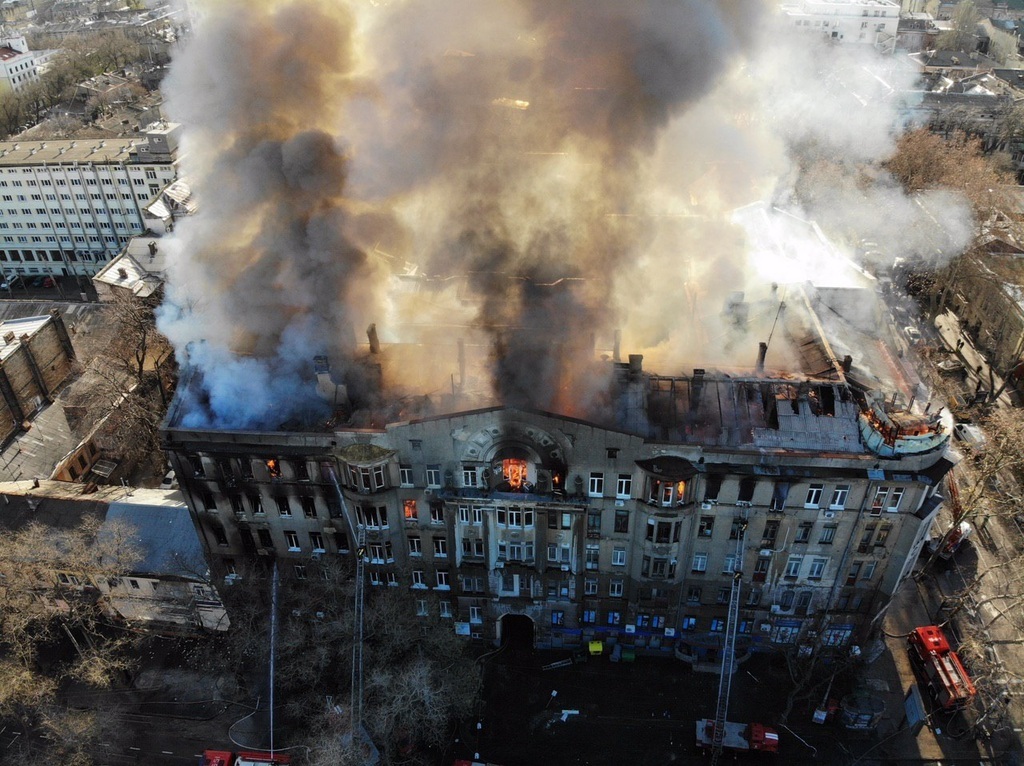Нашли труп пятой жертвы: в Одессе признали, что в сгоревшем колледже живых уже нет