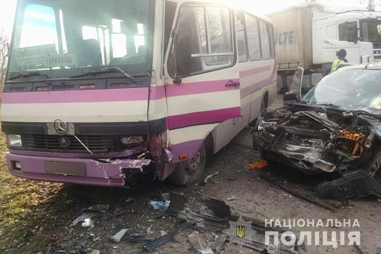 Страшное ДТП на Тернопольщине: рейсовый автобус столкнулся с автомобилем. За рулем была 65-летняя женщина
