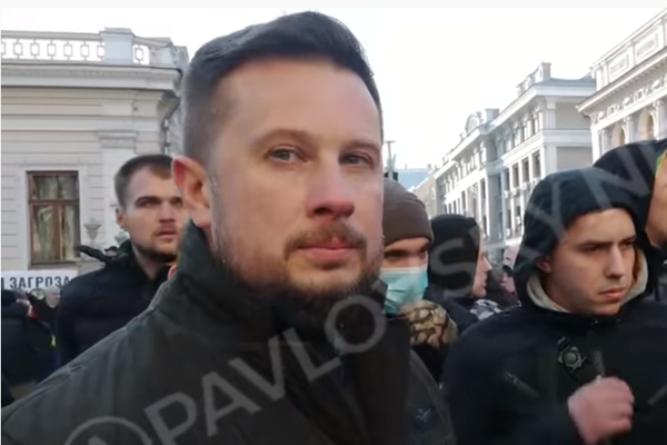 «За что вы меня бьете?»: Белецкий и его соратники возле Рады набросились на журналиста. Ударили по голове