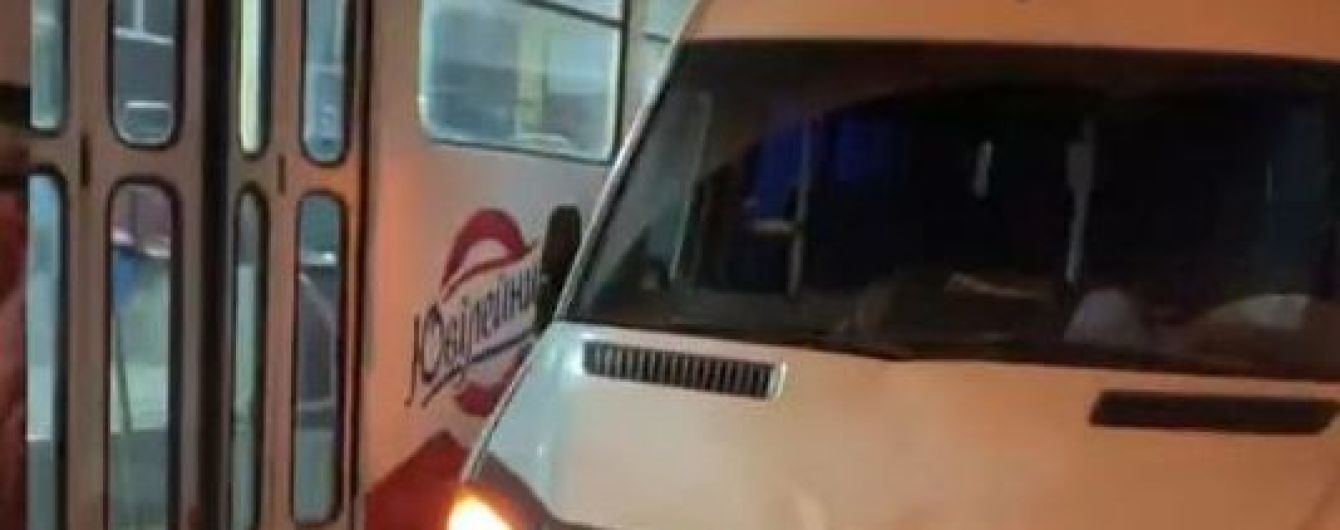 Объезжал трамвай и въехал в толпу: пьяный водитель в Днепре устроил страшное ДТП. Среди пострадавших ребенок