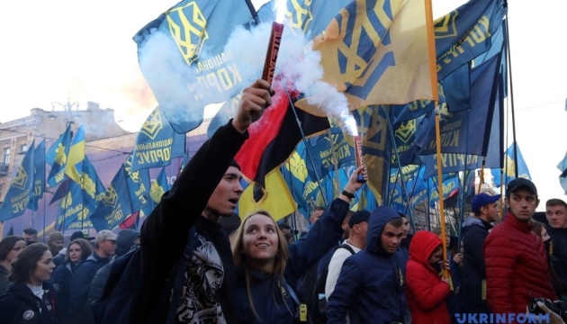 Несколько тысяч активистов идут колонной: В Киеве начался марш националистов