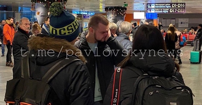 Человек встречал жену с рейса «Тегеран-Киев». Не смог сдержать слез. Фото