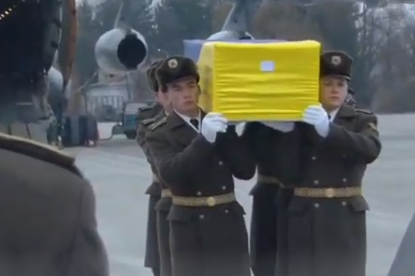 Гроба, завернутые в флаг Украины. Шокирующие фото из «Борисполя». Слезы на глазах