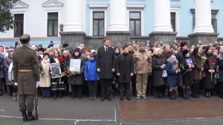 «Под звуки колокола раздаются выстрелы»: Зеленский и Разумков почтили память погибших героев