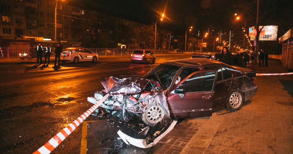 «Столкнулся с другим авто и от удара …»: В Киеве легковушка влетела в остановку с людьми