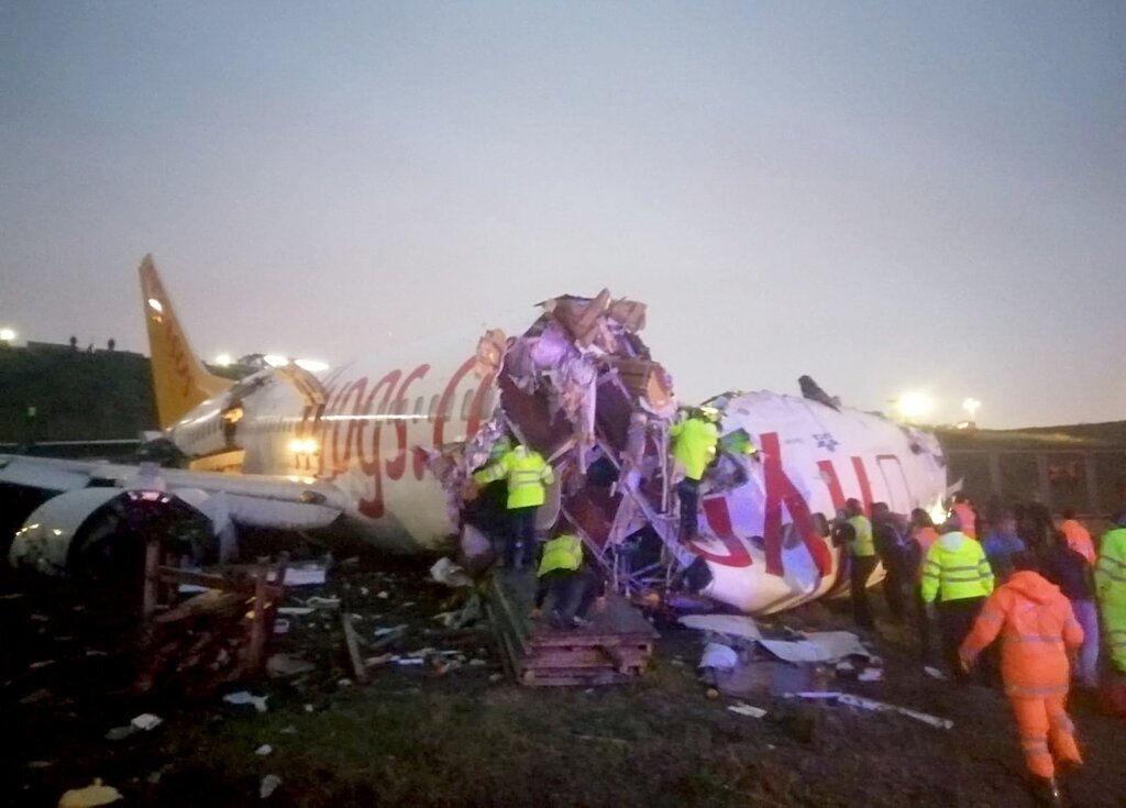 Разорвало на три части: страшная катастрофа с пассажирским самолетом. Тела разлетелись вокруг