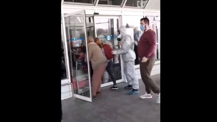 «Кричали и выламывали двери»: Украинские туристы устроили немыслимое в аэропорту Борисполь. Подключилась Нацгвардия!
