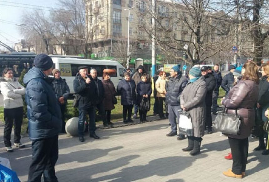 Украинцы устроили митинг из-за новых ограничений. Собирают подписи: вышли на улицы