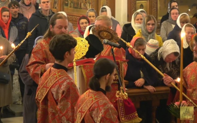 Толпой и без дистанции: украинский массово пришли на Пасху в церковь. Карантин не для них?
