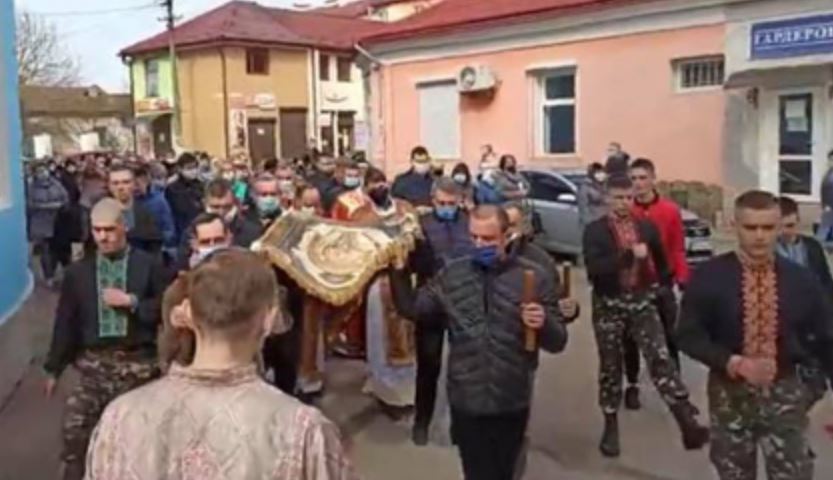 «Без масок, большой толпой»: На Львовщине священник организовал крестный ход во время тотального карантина