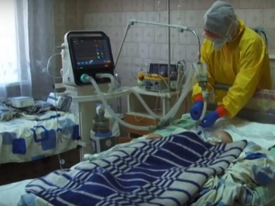 «Ребенок без сознания»: 2-летнего мальчика с коронавирусом подключили к аппарату ИВЛ. «Состояние тяжелое»