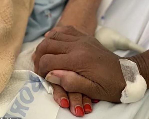 «Оба в масках держатся за руки»: Супруги умерли от коронавируса с разницей в несколько дней. Последнее фото растрогало Сеть