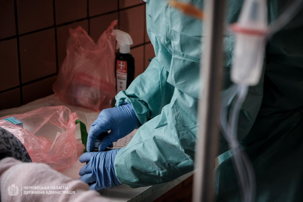 «Внимание, сейчас будет неприятно …»: Украинцев растрогали черновицкие врачи, спасающие больных с COVID-19