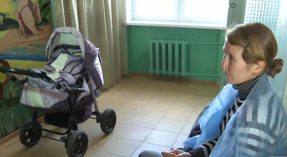 «Изъяли одеяло, детские брюки и пеленку со следами бурого цвета »: Женщина оставила новорожденного младенца на остановке
