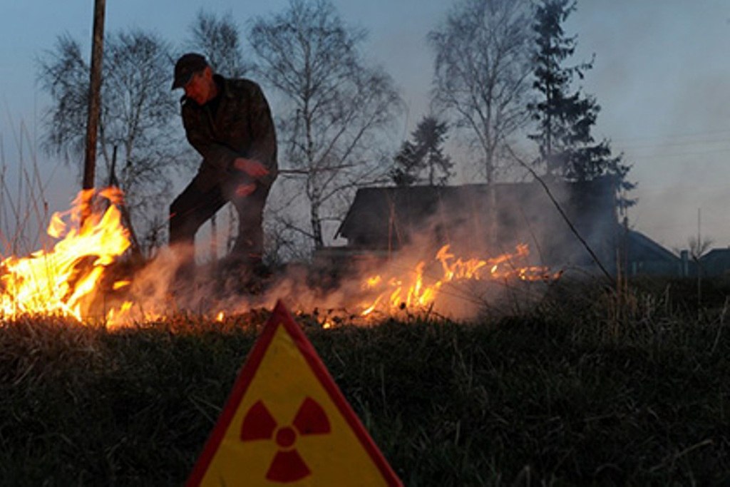 «В двух километрах от хранилища» Крупный пожар уже достался Припяти. Ситуация критическая