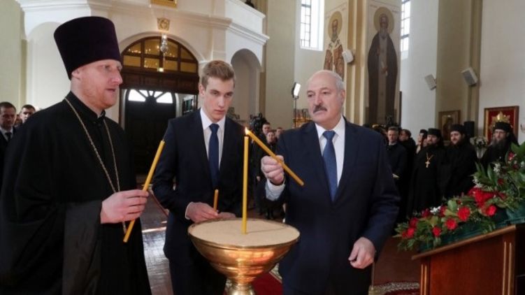 «Мы эти вирусы переживаем»: Лукашенко посетил церковь и разразился гневным заявлением