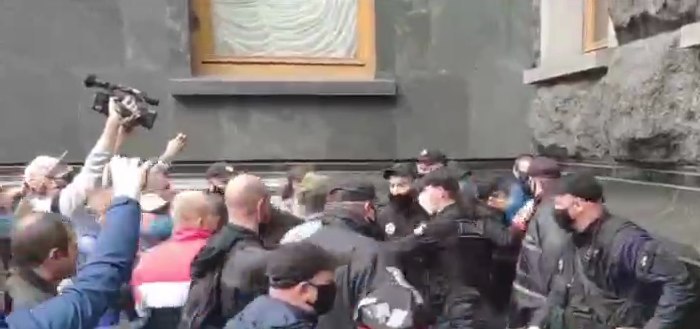 «Бунт» под окнами Зеленского. Начались столкновения с полицией. Крики и толкотня