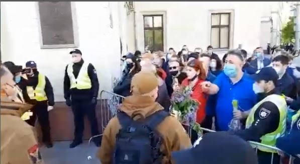 «Люди теряют терпение, ломятся силой»: В Киеве проходит немыслимое. Столкновения с полицией. Толпы людей