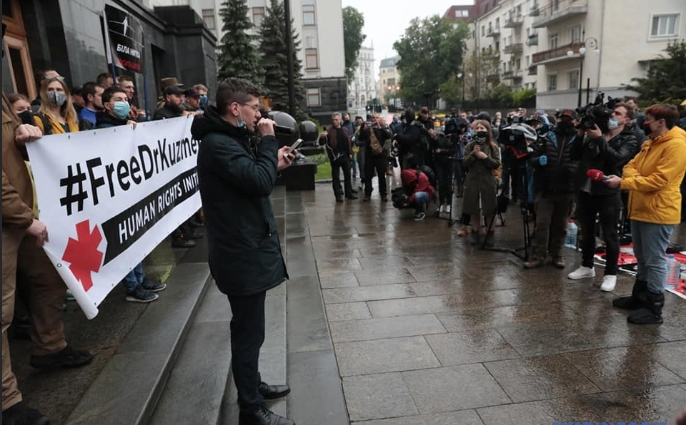 «Несет политическую ответственность». Украинцы собрались под стенами ОП. Так больше продолжаться не может — умышленно «тянут»