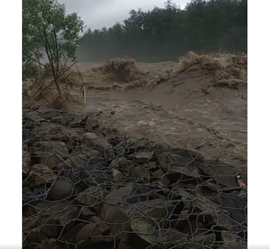 «Смыло дамбы и затопило….»: Мощная стихия бушует в Карпатах. Реки выходят из берегов. Жуткие кадры