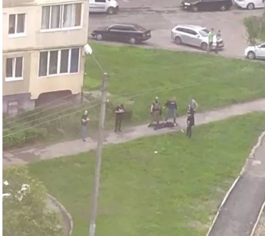 «В районе жилых домов»: На Сыхове полицейские задержали группу опасных преступников. Поймали с поличным