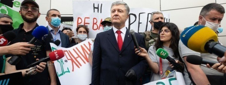 «От ощущения грязи хочется пойти помыть руки»: Выступление Порошенко перед судом шокировало украинцев. «Ну зачем?»