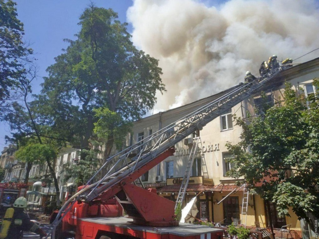 Срочно! Крупный пожар в Одессе. Горит жилой дом. На месте 10 пожарных машин