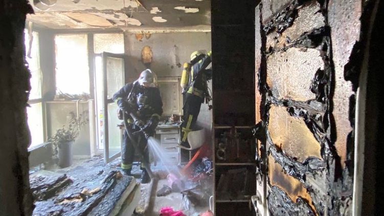 Пыталась самостоятельно потушить. 10-летняя девочка серьезно травмировался во время пожара: была в соседней комнате
