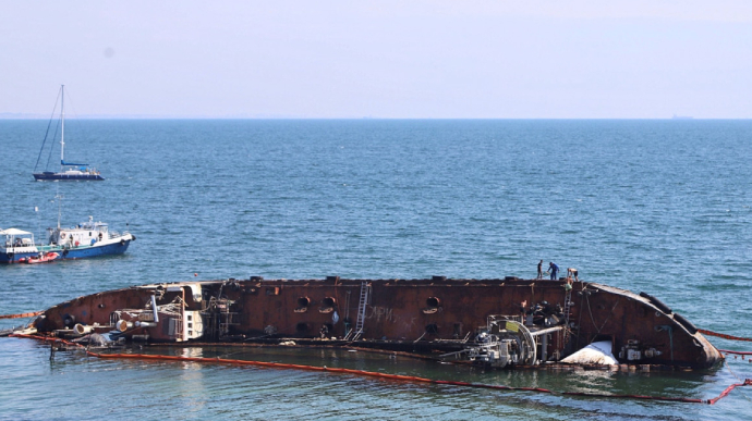 Катастрофа в Одессе! Из судна «Делфи» опять вытекла нефть