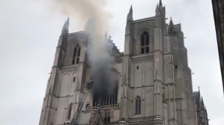 Весь мир затаил дыхание! Во Франции задержали подозреваемого в поджоге знаменитого собора