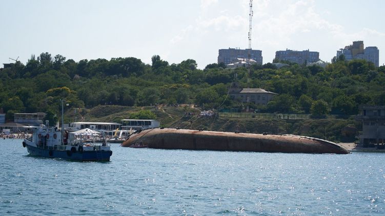 Свершилось! В Одессе начали поднимать со дна затонувший еще в ноябре танкер Delfi