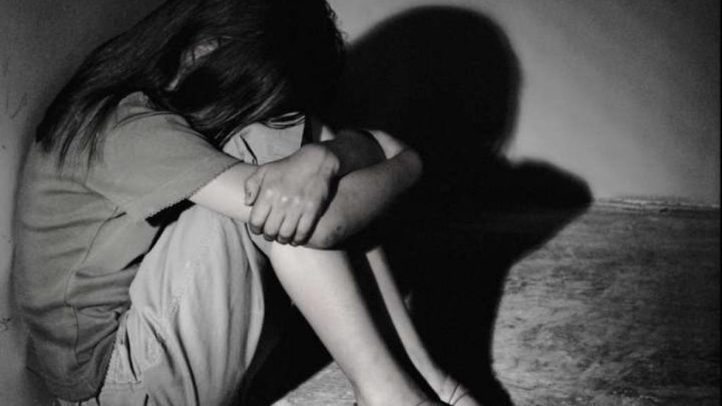 «А после издевательств угостил сладостями и отвез домой»: В Сумах мужчина изнасиловал 9-летнюю девочку на съемной квартире
