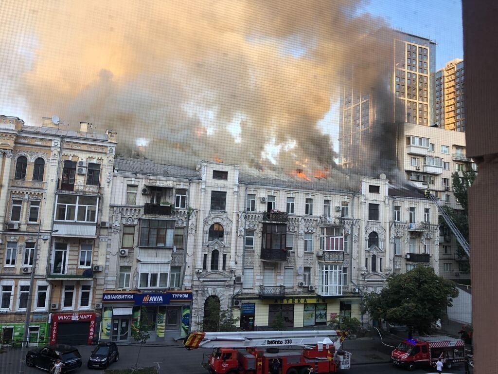 «Огонь распространился на крышу». В центре Киева вспыхнул масштабный пожар: людей эвакуируют