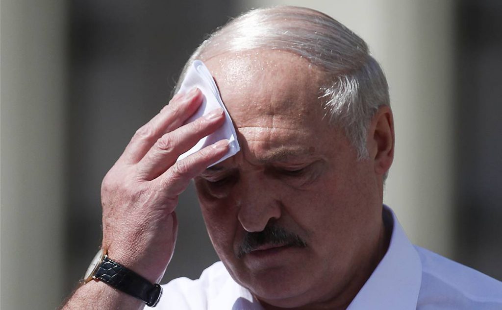 «Почему не на коленях?» У Лукашенко снова отличились, их жестко «разнесли»: «Прямо как в Северной Корее»