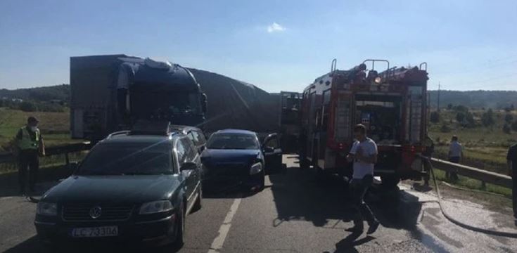 Коллапс на дороге! Вблизи Львова столкнулись шесть автомобилей — есть пострадавшие, движение заблокировано