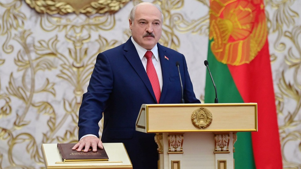 Это произошло только что! Лукашенко решился на это: шокирующее признание — сразу после инаугурации. Страна гудит