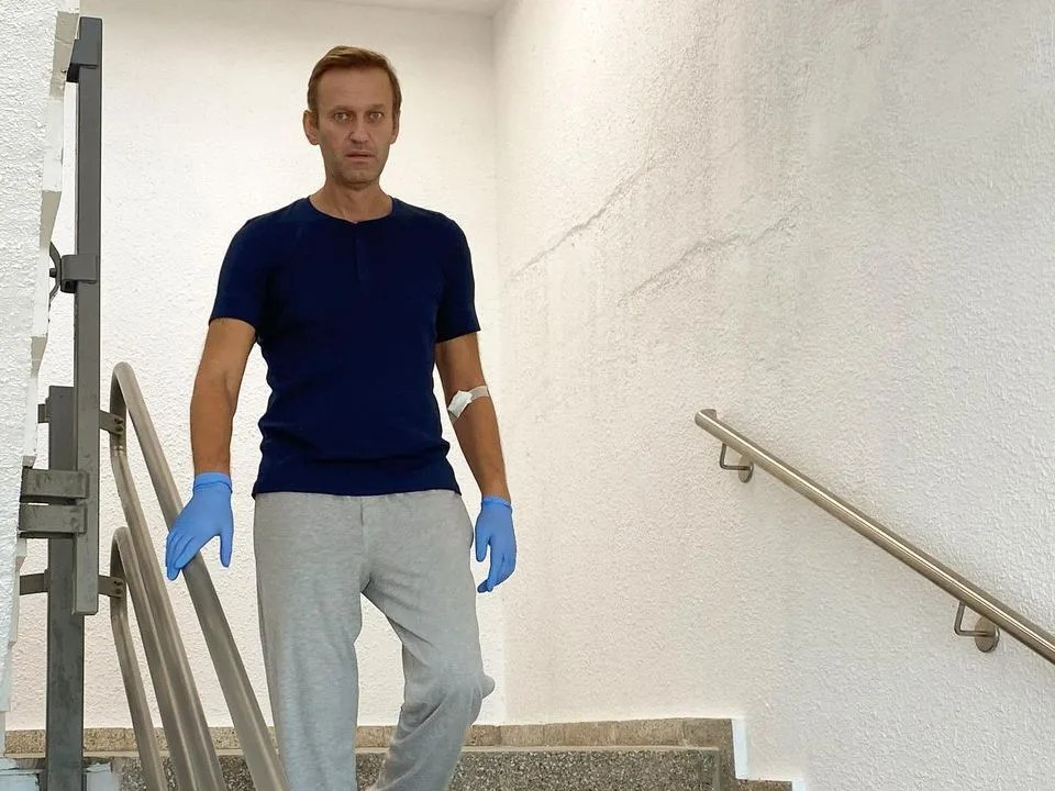 Навальный встал! Российский оппозиционер рассказал о своем состоянии: впереди еще куча проблем. Шокирующие признания