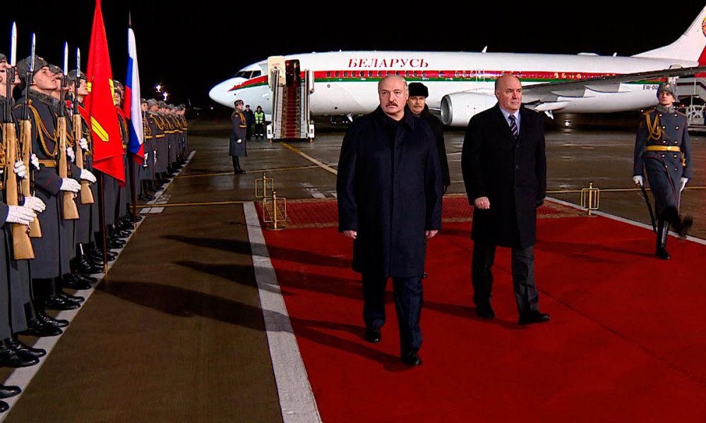 Поздно ночью! Сразу после прилета – Лукашенко в шоке. Это случилось – его снесли, убрался