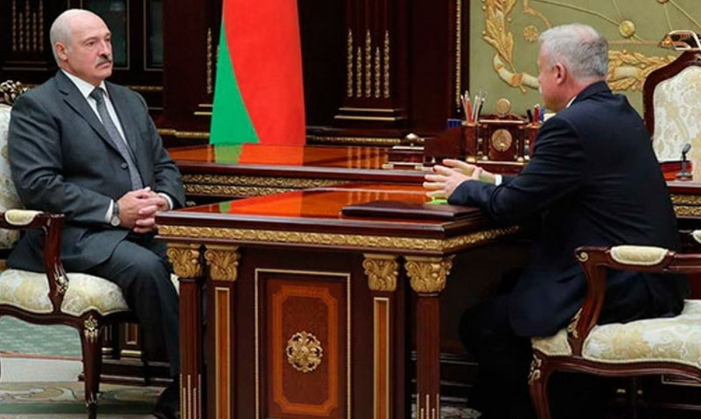 Только что! Списки на стол – Лукашенко орет, это случилось. Прямо в комнате, это услышали все