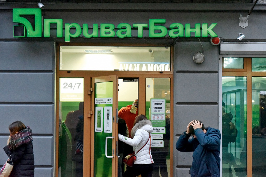 Украинцы не смогут воспользоваться банкоматами и терминалами! Приватбанк приостанавливает работу — когда и почему