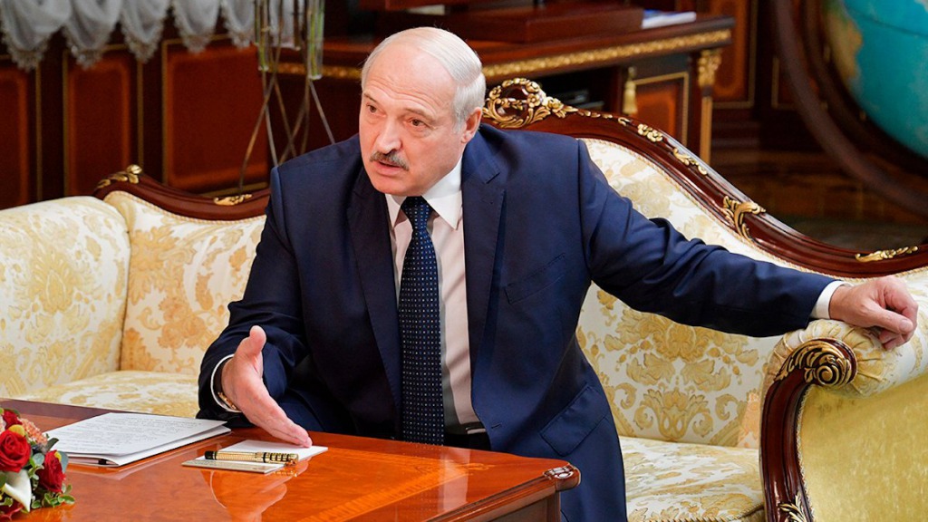 «Передать полномочия!» Просто сейчас — Лукашенко «сдался». «Острая критика» — страна гудит