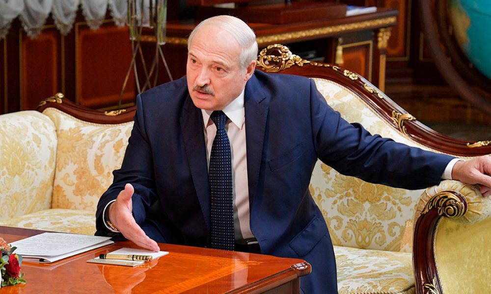 Засиделся! Лукашенко – качнули, едва стоит на ногах: жесткий ультиматум. Случился “взрыв” – страна не простит