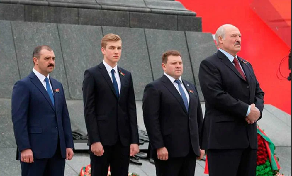 Мешок на голову! Лукашенко в шоке – дочь выдала правду. Диктатора сломили – затолкали в бус. Началось!