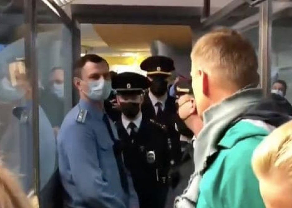 Только что! Навального задержали — просто во время паспортного контроля. Пройдите за нами — началось страшное