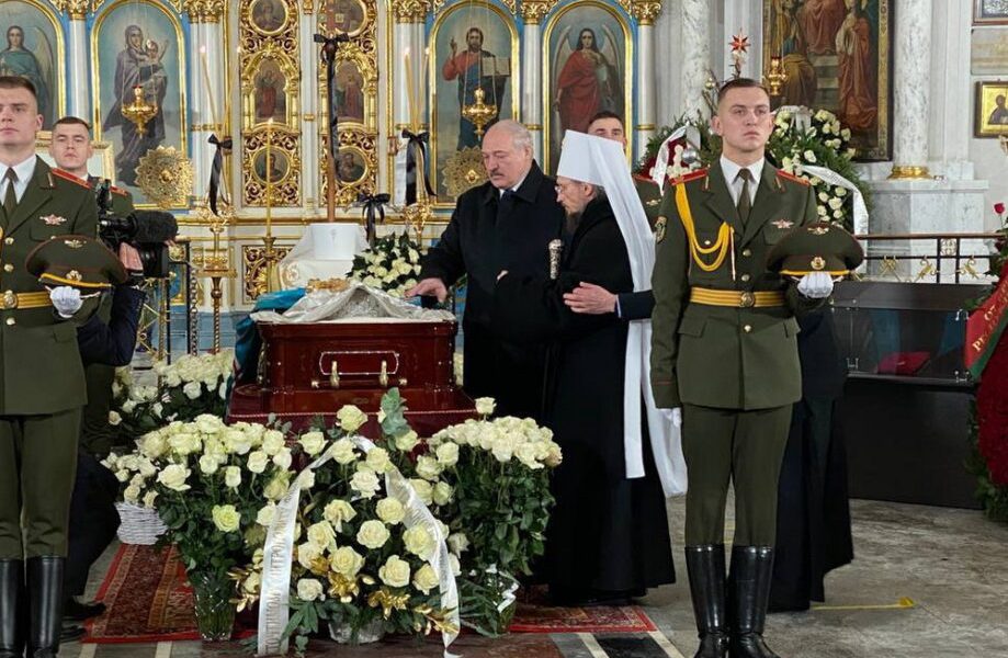 Прямо у гроба! Лукашенко – побелел, внезапно приехал: это случилось на похоронах. Никто не ожидал