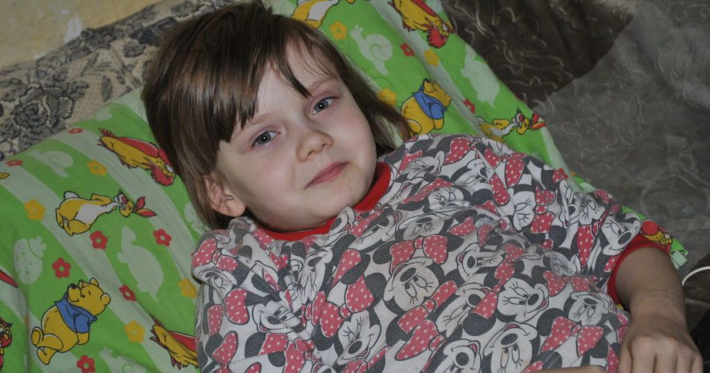 Тяжелое заболевание костей разрушает позвоночник 7-летней Оли: ребенку нужна срочная операция