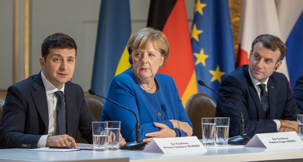 Зеленский заявил, что говорит на равных с Меркель и Макроном